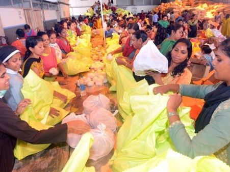 ക്യാമ്പുകളൊഴിയുന്നു; എറണാകുളത്ത് ഇതുവരെ വിതരണം ചെയ്തത് ഒരു ലക്ഷത്തിലേറെ കിറ്റുകള്‍