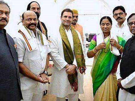 നേതാക്കള്‍ കൂട്ടത്തോടെ കോണ്‍ഗ്രസ്സിലേക്ക് ചേക്കേറുന്നു; തെലുങ്കാനയില്‍ മുന്‍മന്ത്രി കോണ്‍ഗ്രസ്സില്‍