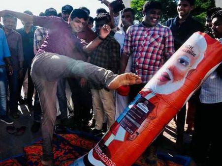 പഞ്ച് മോദി ചലഞ്ചിൽ കയ്യാങ്കളിയും കല്ലേറും.. ബിജെപി-സിപിഐ പ്രവർത്തകർ ഏറ്റുമുട്ടി, അഞ്ചലിൽ ഹർത്താൽ