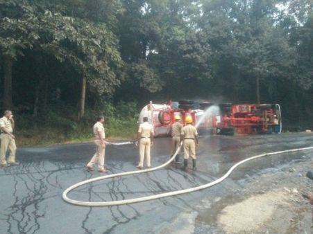 തൃശൂരിൽ റോഡിലേക്ക് ഒഴുകിയെത്തിയത് ലിറ്റർ കണക്കിന് ആസിഡ്; പരിഭ്രാന്തരായി നാട്ടുകാർ, ഒടുവിൽ സംഭവിച്ചത്