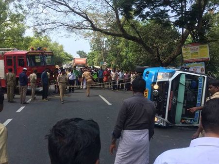 രോഗിയുമായി പോയ ആംബുലന്‍സ് മറിഞ്ഞു: രക്ഷക്കെത്തിയ ഫയര്‍ഫോഴ്‌സിന്‌റെ വഴി തടഞ്ഞു, ഡ്രൈവര്‍ അറസ്റ്റില്‍!