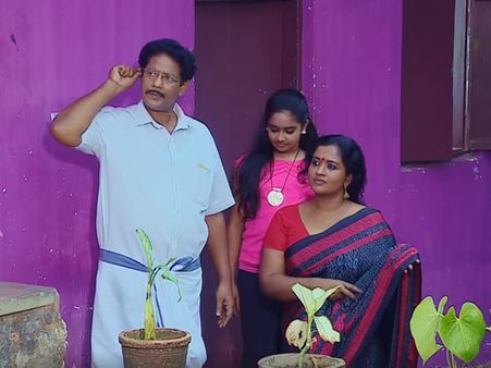 ''ദുരിതാശ്വാസത്തിനു കിട്ടിയ സാരി എടുത്ത് സ്വന്തം ഭാര്യയ്ക്ക് കൊടുത്ത നേതാവിൻറെ കഥ'' വീഡിയോ വൈറൽ!!