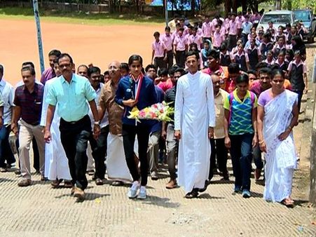 ഏഷ്യന്‍ഗെയിംസില്‍ സ്വര്‍ണമെഡല്‍: വിസ്മയയ്ക്ക് നാട്ടുകാരുടെ സ്വീകരണം, സ്വര്‍ണം റിലേയില്‍!!