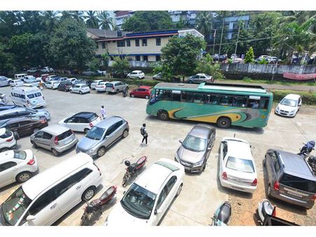 ബസ് ട്രാക്കില്‍ മുഴുവന്‍ കോണ്‍ഗ്രസ് നേതാക്കളുടെ കാറുകള്‍, ബസുകള്‍ സ്റ്റാന്‍ഡില്‍ കയറാതെ പോയി!!