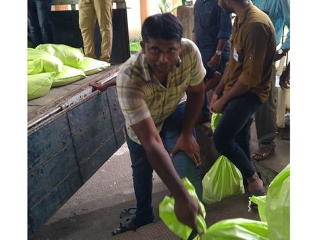 ഐഎഎസ് കുപ്പായം അഴിച്ചു വച്ച് ചുമടെടുക്കാൻ ദാദ്ര നഗർ ഹവേലി കലക്ടർ