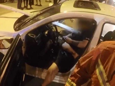 നെഞ്ചിലൂടെ കയറിയ കമ്പി ശരീരം തുളച്ച് പുറത്തെത്തി; മൊബൈലില്‍ കളിച്ച യുവാവ് ഒന്നുമറിഞ്ഞില്ല- VIDEO