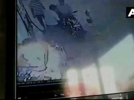 ഫുള്‍ ടാങ്ക് പെട്രോള്‍ അടിച്ചതിന് ശേഷം സ്റ്റാര്‍ട്ട് ചെയ്യുമ്പോള്‍ ബൈക്കിന് തീപീടിച്ചു- വീഡിയോ