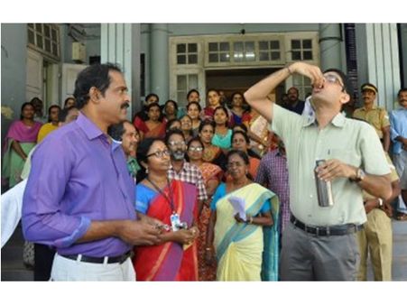 പ്രതിരോധ സന്ദേശം പകരാന്‍ ഡോക്സിസൈക്ലിന്‍ കഴിച്ച് കൊല്ലം ജില്ലാ കളക്ടര്‍