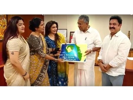 സഹായ ഹസ്തവുമായി എണ്‍പതിലെ താരങ്ങളുടെ കൂട്ടായ്മ: മുഖ്യമന്ത്രിക്ക് 80 ലക്ഷം കൈമാറി