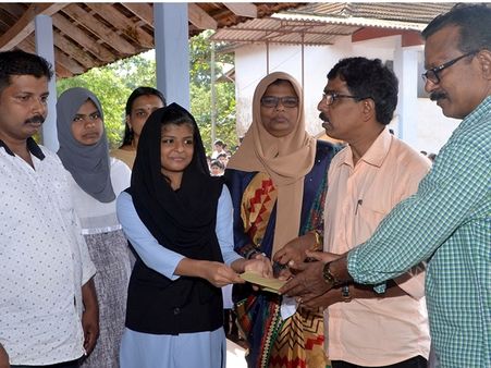 പുരസ്‌കാരത്തുക 10,000 രൂപ ദുരിതാശ്വാസ നിധിയില്‍ നല്‍കി ഫാത്തിമാ ബിസ്മി