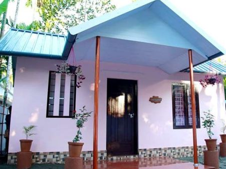 മഴ നനയാതിരിക്കാന്‍ ചോദിച്ചത് പ്ലാസ്റ്റിക് ഷീറ്റ്; യുവാക്കള്‍ നിര്‍മ്മിച്ചു നല്‍കിയത് പുത്തന്‍ വീട്