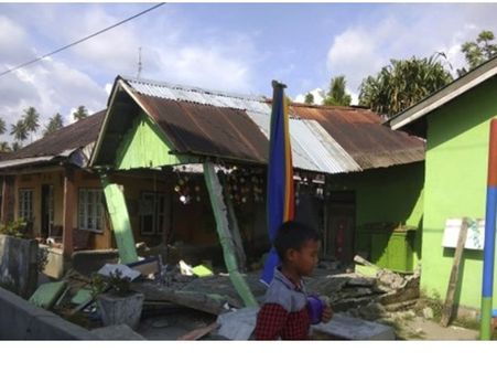 ഇന്തോനേഷ്യയിൽ ആഞ്ഞടിച്ച സുനാമിയിൽ മരണസംഖ്യ ഉയരുന്നു; വിമാനത്താവളം അടച്ചു....