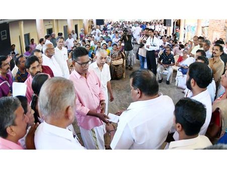 പ്രളയ ദുരിതാശ്വാസ നിധി: ആദ്യ ദിവസം കണ്ണൂരില്‍ ലഭിച്ചത് 4.45 കോടി രൂപയും 88 സെന്റ് ഭൂമിയും