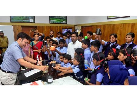 ദുരിതാശ്വാസ നിധിയിലേക്ക് നാണയത്തുട്ടുകളുമായി കുട്ടികളെത്തി: തുക ഇനി ചെക്കായി നല്‍കാന്‍ കലക്ടര്‍