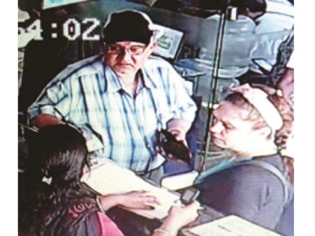 മണി എക്സ്ചേഞ്ചിൽനിന്ന് വിദേശികൾ പണം തട്ടിയെടുത്തു. കവർന്നത് 7500 സൗദി റിയാലും 75 കുവൈറ്റ് ദിനാറും