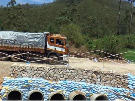 മൂന്നാര്‍ പെരിയവാര താല്‍ക്കാലിക പാലത്തിന് അപകടഭീക്ഷണി ഉയര്‍ത്തി ചരക്ക് വാഹനങ്ങള്‍.....