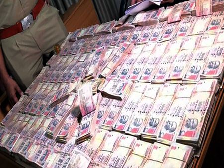 നിരോധിച്ച നോട്ടുകളുടെ ഒരു കോടി കൈമാറിയ പാലക്കാട്ടുകാരന് 5 ലക്ഷം അഡ്വാന്‍സ് നല്‍കി, കരാര്‍ 10ലക്ഷത്തിന്, എന്‍ഐഎ അന്വേഷണം തുടങ്ങി