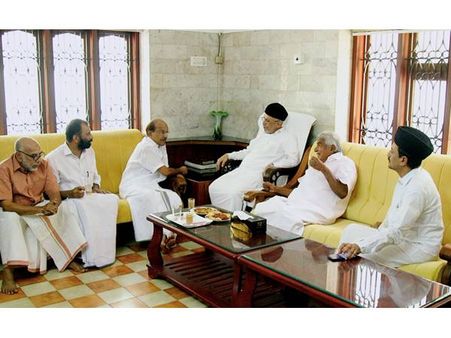 ദുരിതാശ്വാസ നിധി ജനങ്ങളുടെ ദുരിതമകറ്റാന്‍ മാത്രം ഉപയോഗിക്കണമെന്ന് ഉമ്മന്‍ ചാണ്ടി, പാണക്കാട് തങ്ങളുമായി കൂടിക്കാ ഴ്ച നടത്തി