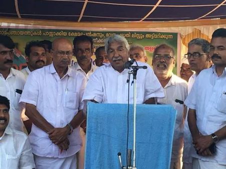 മാവൂരിൽ ജീവിച്ചിരിക്കുന്ന 'പരേതരെ കാണാൻ' മുൻമുഖ്യമന്ത്രി ഉമ്മൻ ചാണ്ടി എത്തി