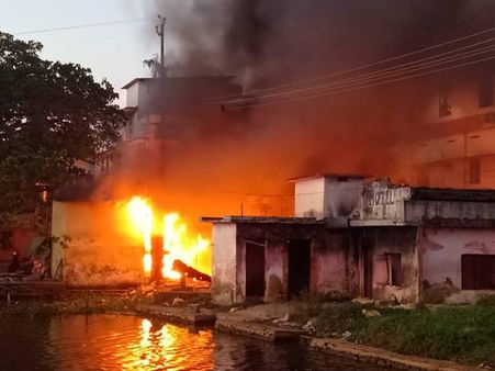 ആംബുലന്‍സിലെ ഓക്‌സിജന്‍ സിലിണ്ടര്‍ പൊട്ടിത്തെറിച്ച് രോഗി മരിച്ചു: ആശുപത്രിയും ഫാര്‍മസിയും കത്തി!