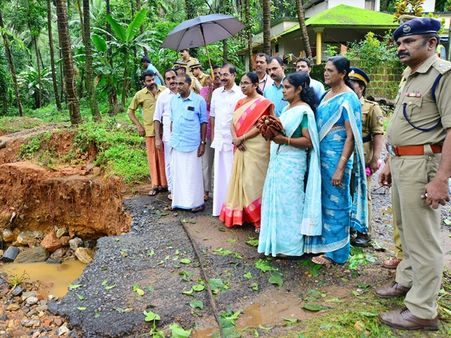 പ്രളയക്കെടുതിയില്‍ നിന്ന് അയ്യന്‍കുന്നിനെ വീണ്ടെടുക്കാന്‍ കൈകോര്‍ത്തത് കുടുംബശ്രീ പ്രവര്‍ത്തകരും വിദ്യാര്‍ത്ഥികളും