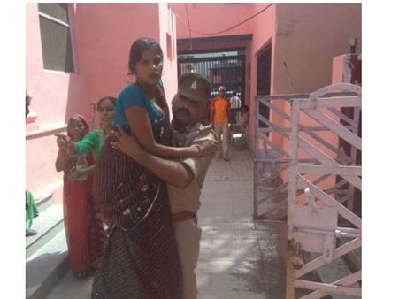 ആംബുലൻസ് എത്താൻ വൈകി; പോലീസുകാരൻ ഗർഭിണിയെ ചുമന്ന് ആശുപത്രിയിലെത്തിച്ചു... കയ്യടിച്ച് സോഷ്യൽ മീഡിയ