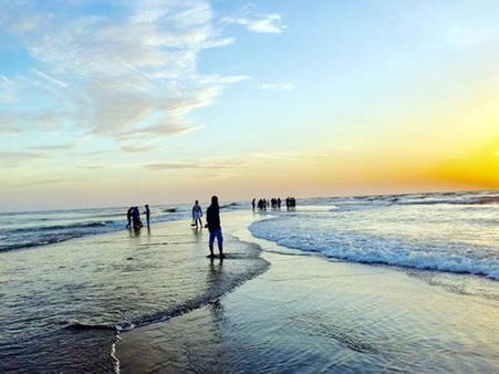 കാഴ്ച്ചക്കാരെ അത്ഭുതപ്പെടുത്തി പൊന്നാനിയില്‍ കടലിനുള്ളിലേക്ക് കിലോമീറ്ററുകള്‍ നീണ്ട മണല്‍തിട്ട