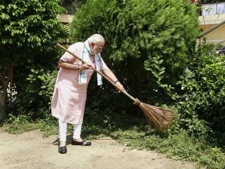 സ്വച്ഛത ഹി സേവയ്ക്കായി ചൂലെടുത്ത് പ്രധാനമന്ത്രി... സോഷ്യല്‍ മീഡിയയില്‍ വീഡിയോ വൈറല്‍!!