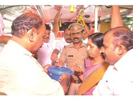 പ്രളയബാധിതര്‍ക്ക് സഹായം: തൃശൂരില്‍ സ്വകാര്യ ബസുകള്‍ ഓടിത്തുടങ്ങി, ഒരു ദിവസത്തെ വരുമാനം ഫണ്ടിലേക്ക്!