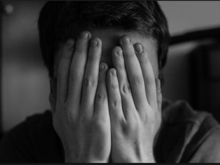 ദൃശ്യങ്ങള്‍ മൊബൈലില്‍ പകര്‍ത്തി യുവാവ് തൂങ്ങിമരിച്ചു; ആത്മഹത്യ കുടുംബപ്രശ്നങ്ങളെ തുടർന്ന്