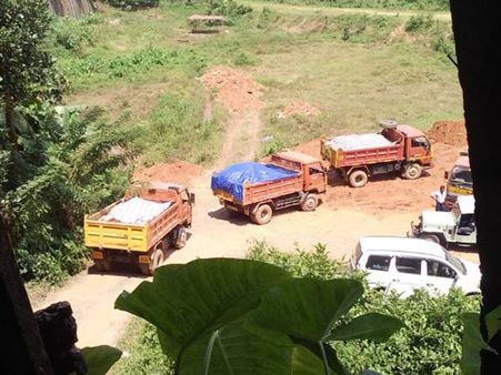 വയനാട്ടില്‍ അനധികൃത നിര്‍മ്മാണ തകൃതി: ചതുപ്പ്‌നിലം നികത്താന്‍ മണ്ണുമായെത്തിയ ടിപ്പറുകള്‍ പിടിച്ചു!