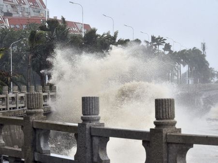 മനുഷ്യർ പറക്കുന്നു... മേല്‍ക്കൂരയ്ക്ക് മുകളിൽ വരെ കടൽ, വാഹനങ്ങൾ ആകാശത്ത്! ലോകം ഞെട്ടുന്ന കാഴ്ചകൾ