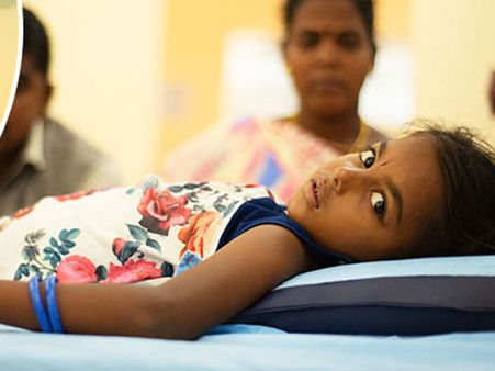 മകളെ രക്ഷിക്കാന്‍ വഴിയില്ലാതെ മത്സ്യത്തൊഴിലാളിയുടെ കുടുംബം