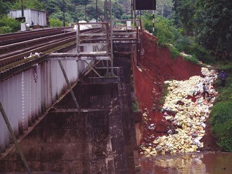 തീവണ്ടിപ്പാലത്തില്‍ മണ്ണിടിച്ചില്‍: ചാലക്കുടി പാലത്തില്‍ ട്രെയിനുകള്‍ക്ക് വേഗനിയന്ത്രണം