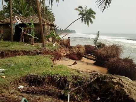 തീരം കവര്‍ന്ന്‌ തിര: തൃശൂരിന്റെ കടലോര മേഖലകളില്‍ വന്‍ കടലാക്രമണം