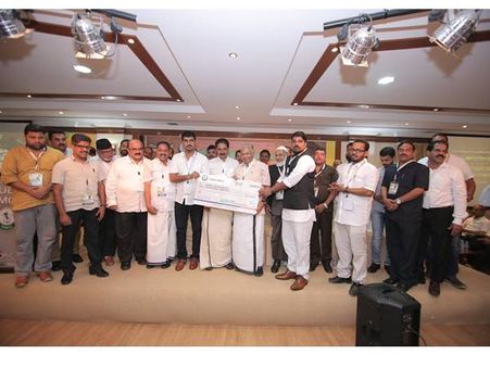 പ്രളയ ദുരിതാശ്വാസം: കോഴിക്കോട് ജില്ലാ കെഎംസിസി 25 ലക്ഷം കൈമാറി, ഫണ്ട് പുനഃരധിവാസത്തിന്!