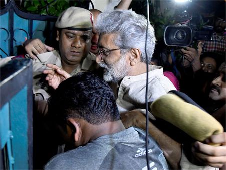 മനുഷ്യാവകാശ പ്രവര്‍ത്തകന്‍ ഗൗതം നാവ്‌ലാഖയെ വീട്ടുതടങ്കലില്‍ നിന്ന് മോചിപ്പിച്ചു!! ഹൈക്കോടതി ഉത്തരവ്!