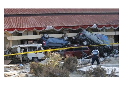 ഇന്തോനേഷ്യയെ ദുരന്തഭൂമിയാക്കി സുനാമിയും ഭൂകമ്പവും; മരണം 1200 കടന്നു.. വിശപ്പകറ്റാൻ കൊള്ളയും!!