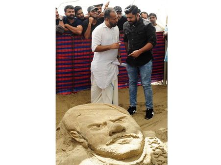 കൊച്ചുണ്ണിയുടെ ശില്‍പ്പം തീര്‍ത്ത് ബീച്ച്; നാട്ടുകാര്‍ക്കൊപ്പം സെല്‍ഫിയെടുത്ത് നിവിന്‍പോളി