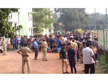 കേരളവര്‍മ്മ കോളജ്‌ സംഘര്‍ഷം: ഹോസ്റ്റല്‍ അടച്ചിട്ടു, സംഘര്‍ഷം ഫ്രഷേഴ്സ് ഡേയുമായി ബന്ധപ്പെട്ട്!!