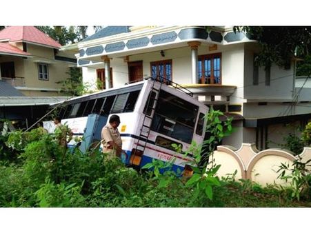 നിയന്ത്രണം വിട്ട കെഎസ്ആർടിസി ബസ് ആളില്ലാത്ത വീട്ടിലേയ്ക്ക് ഇടിച്ചു കയറി: 16 പേർക്ക് പരിക്ക്