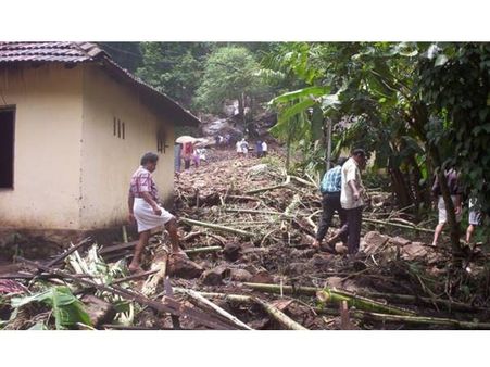 പ്രകൃതി ദുരന്തം: ഇടുക്കിയില്‍ 4447 കുടുംബങ്ങള്‍ക്ക് അടിയന്തര ദുരിതാശ്വാസ തുക നല്‍കി