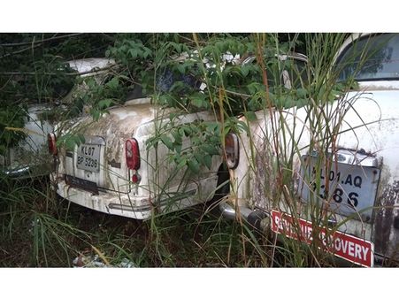 സിവില്‍സ്റ്റേഷന്‍ കുറ്റിക്കാട്ടില്‍ തള്ളിയ വാഹനങ്ങള്‍ക്ക് ശാപമോക്ഷം