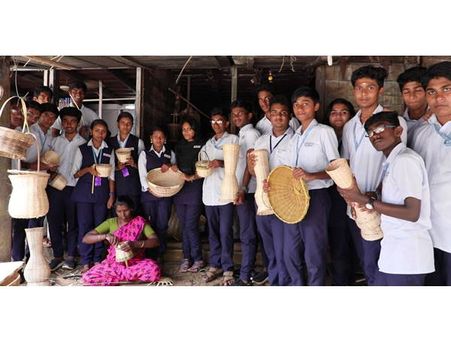 ഇടുക്കി: ഗാന്ധിജയന്തിദിനത്തില്‍ കുടില്‍ വ്യവസായ മേഖലയെ പരിചയപ്പെട്ട് വിദ്യാര്‍ത്ഥികള്‍