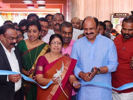 തൃശൂരിന്റെ രാഗം തീയറ്റര്‍ വീണ്ടും തുറന്നു... കായംകുളം കൊച്ചുണ്ണിയും നിവിന്‍പോളിയും ഇന്ന് രാഗത്തിൽ!!