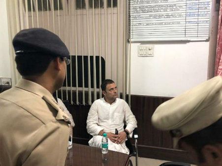 സിബിഐ ആസ്ഥാനത്ത് കോണ്‍ഗ്രസ് പ്രതിഷേധം.. രാഹുല്‍ ഗാന്ധി അടക്കമുള്ള നേതാക്കള്‍ അറസ്റ്റില്‍