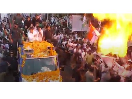 റോ‍ഡ് ഷോയ്ക്കിടെ ബലൂണ്‍ പൊട്ടിത്തെറിച്ചു!! രാഹുല്‍ ഗാന്ധി രക്ഷപ്പെട്ടത് തലനാരിഴയ്ക്ക്.