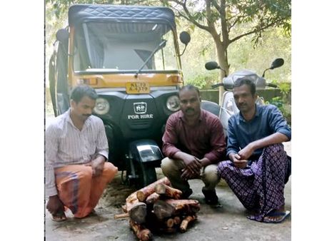 ഓട്ടോറിക്ഷയില്‍ കടത്താന്‍ ശ്രമം: 26 കിലോ ചന്ദനവുമായി മൂന്നംഗ സംഘം അറസ്റ്റില്‍