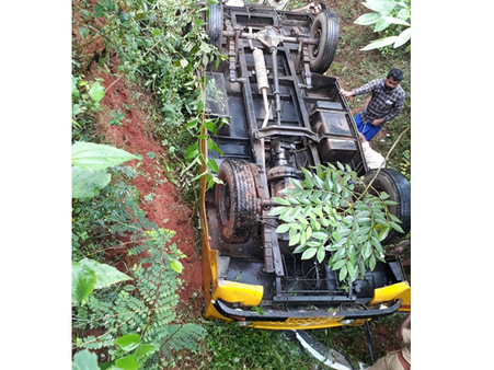 വിഴിഞ്ഞം ചൊവ്വരയിൽ നിയന്ത്രണം തെറ്റിയ സ്‌കൂൾ ബസ് കനാലിലേക്ക് മറിഞ്ഞു: 15 പേർക്ക് പരിക്ക്: