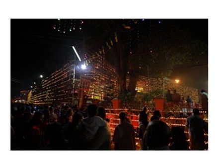 ഗിന്നസ് റെക്കാർഡിനരികെ കൊഞ്ചിറവിള ക്ഷേത്ര ലക്ഷദീപം: 25000ത്തോളം പേരാണ് 4 ലക്ഷത്തോളം ദീപങ്ങൾ!